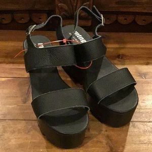 NWT MTNG Black Leather Wedges